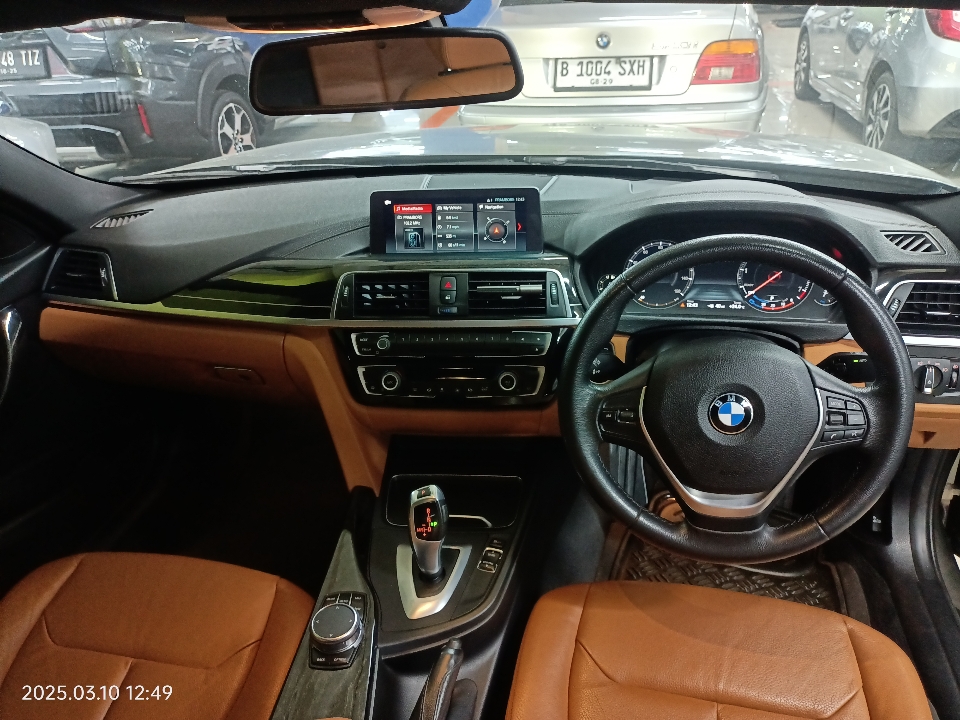 Foto Mobil Bekas Dashboard BMW 320i 2.0 tahun 2018