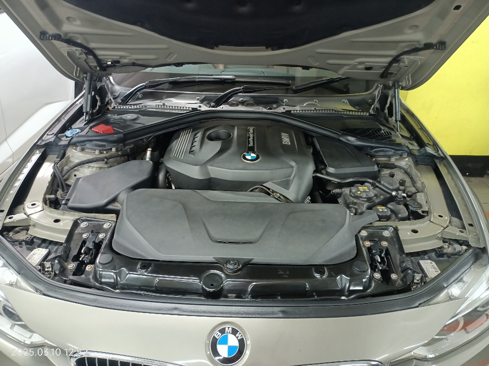 Foto Mobil Bekas Mesin BMW 320i 2.0 tahun 2018