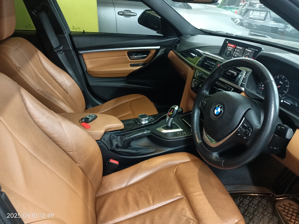 Foto Mobil Bekas Depan BMW 320i 2.0 tahun 2018