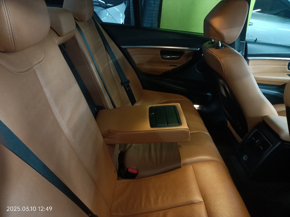 Foto Mobil Bekas Belakang BMW 320i 2.0 tahun 2018