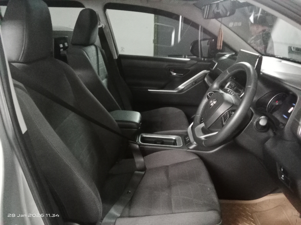 Foto Mobil Bekas Kabin Depan Toyota Kijang Innova 2.0 Zenix V HV CVT Modellista tahun 2023