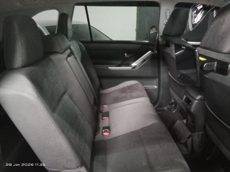 Foto Mobil Bekas Kabin Belakang Toyota Kijang Innova 2.0 Zenix V HV CVT Modellista tahun 2023