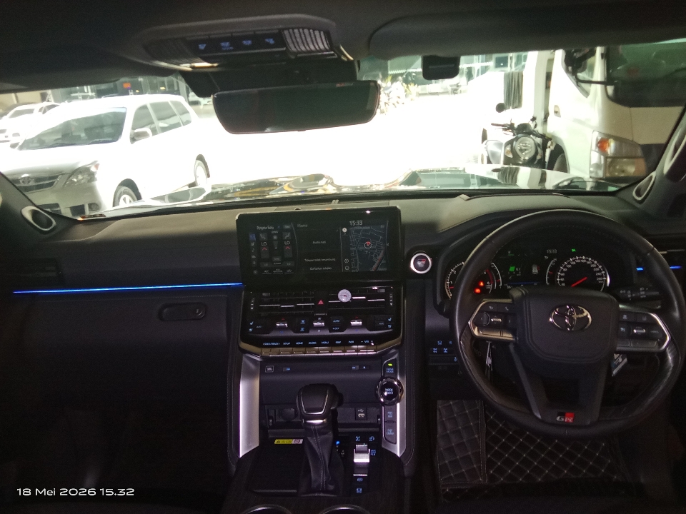 Foto Mobil Bekas Dashboard Toyota Land Cruiser 3.3 300 GR Sport tahun 2024