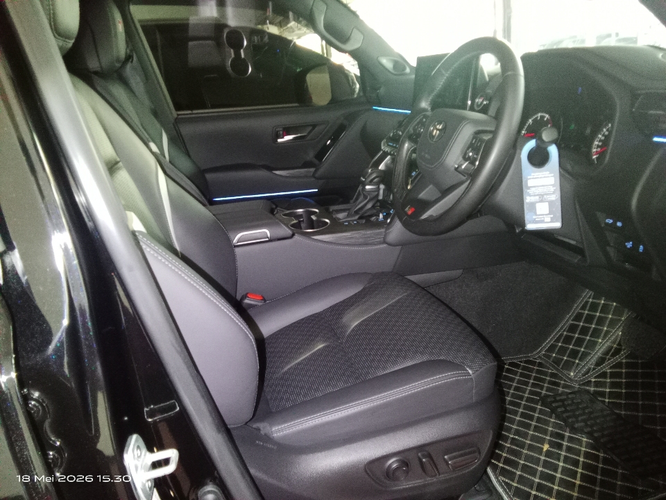 Foto Mobil Bekas Kabin Depan Toyota Land Cruiser 3.3 300 GR Sport tahun 2024