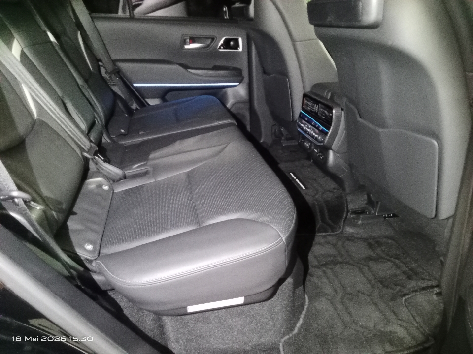 Foto Mobil Bekas Kabin Belakang Toyota Land Cruiser 3.3 300 GR Sport tahun 2024