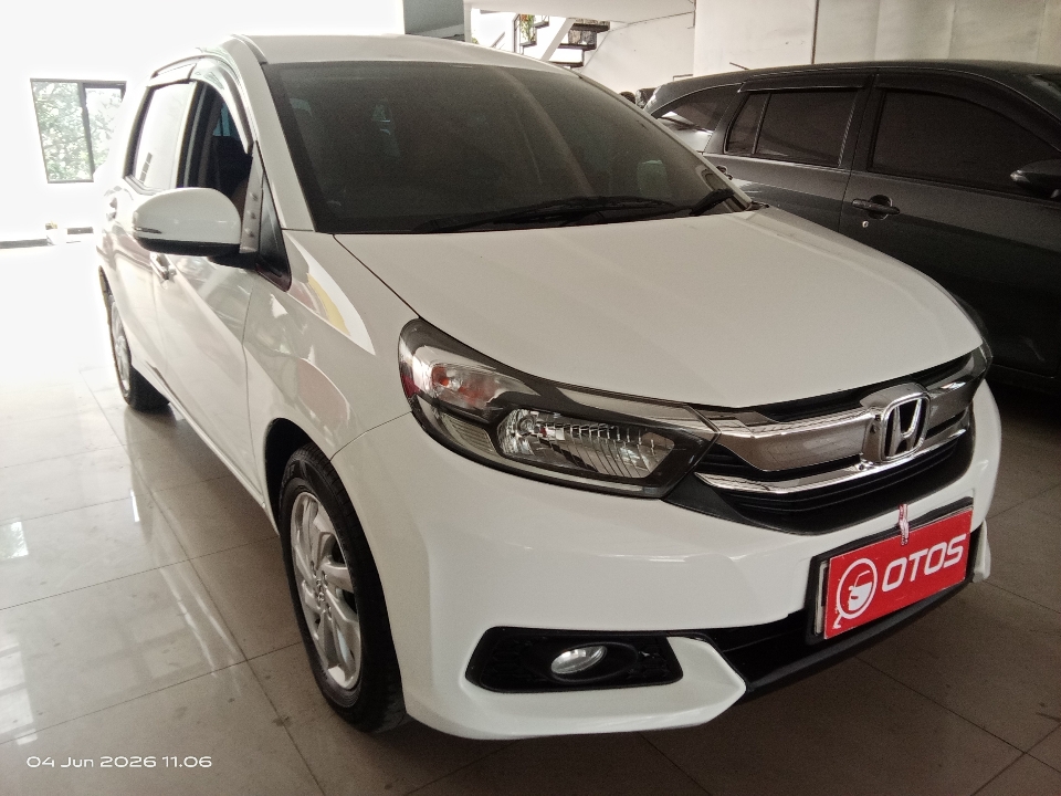 Foto Mobil Bekas Kanan Depan Honda Mobilio 1.5 E tahun 2017