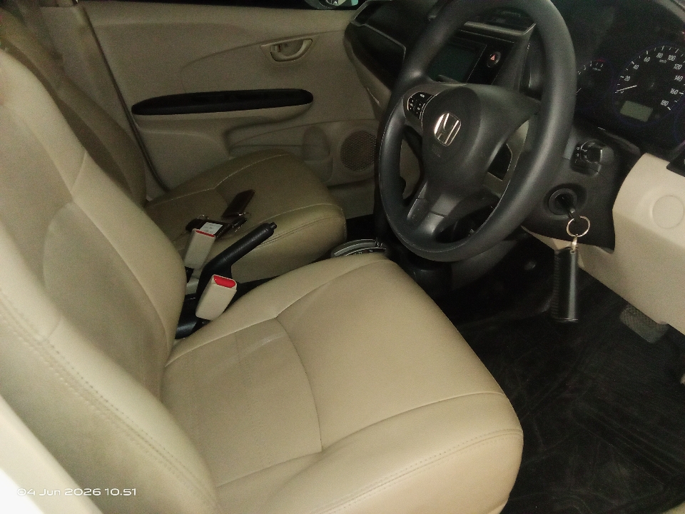 Foto Mobil Bekas Kabin Depan Honda Mobilio 1.5 E tahun 2017
