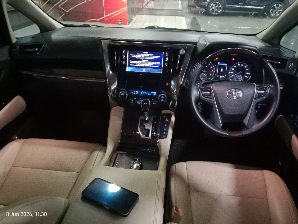 Foto Mobil Bekas Dashboard Toyota Alphard 2.5 G tahun 2019