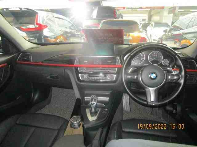 Foto Mobil Bekas Dashboard BMW 320i 2.0 tahun 2017