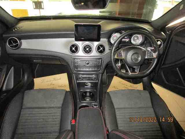 Foto Mobil Bekas Dashboard Mercedes-Benz GLA200 1.6 tahun 2016