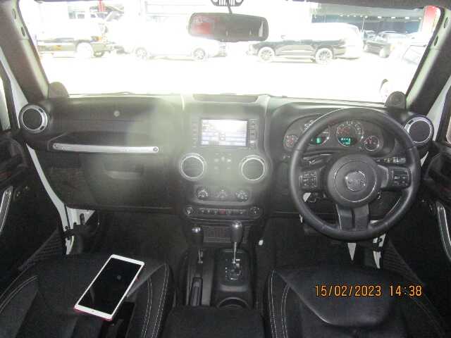 Foto Mobil Bekas Dashboard Jeep Wrangler 3.8 tahun 2014