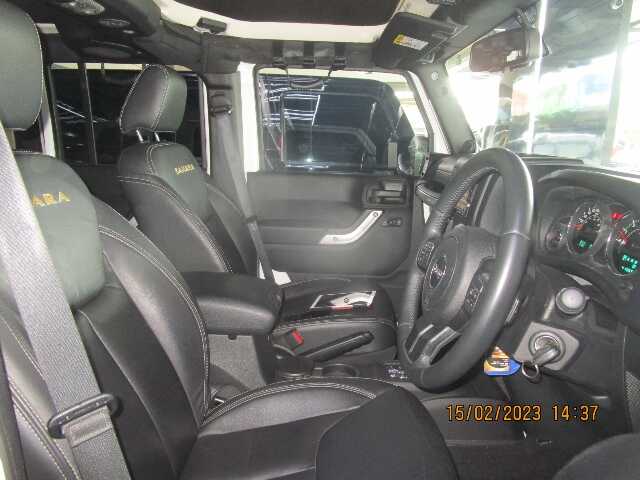 Foto Mobil Bekas Kabin Depan Jeep Wrangler 3.8 tahun 2014