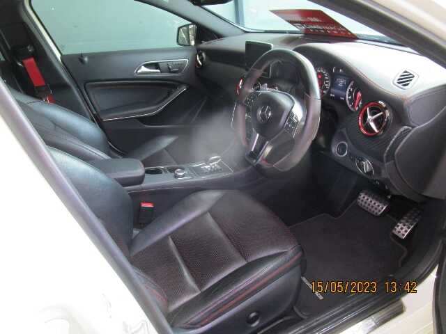 Foto Mobil Bekas Kabin Depan Mercedes-Benz A45 AMG 2.0 4MATIC tahun 2014