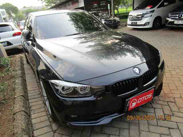 2019 BMW 320i 2.0 - Foto 1 dari 6