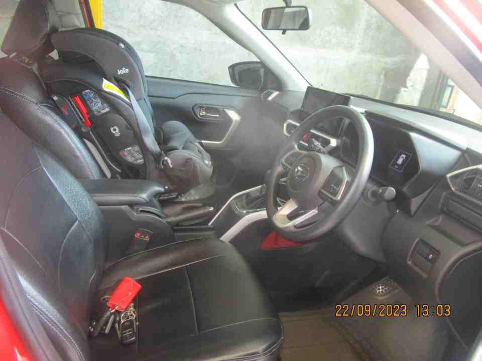 Foto Mobil Bekas Kabin Depan Daihatsu Rocky 1.0 R tahun 2021