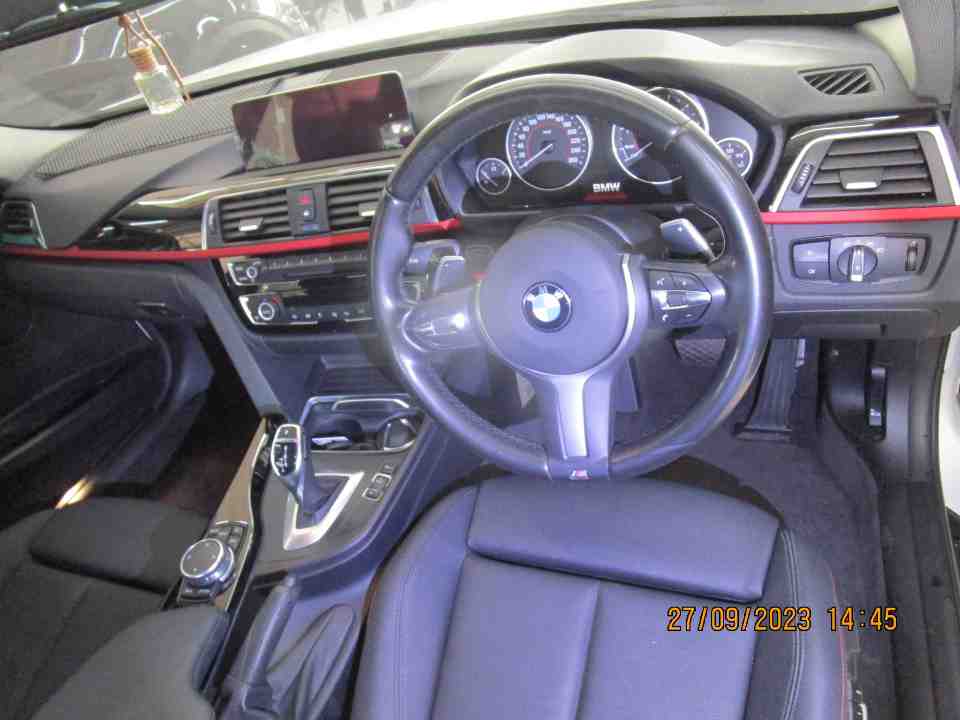 Foto Mobil Bekas Dashboard BMW 320i 2.0 tahun 2016