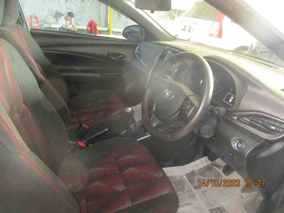 Foto Mobil Bekas Kabin Depan Toyota Yaris 1.5 S tahun 2020
