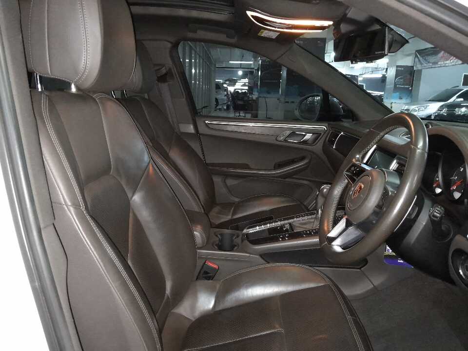 Foto Mobil Bekas Kabin Depan Porsche Macan 2.0 tahun 2014