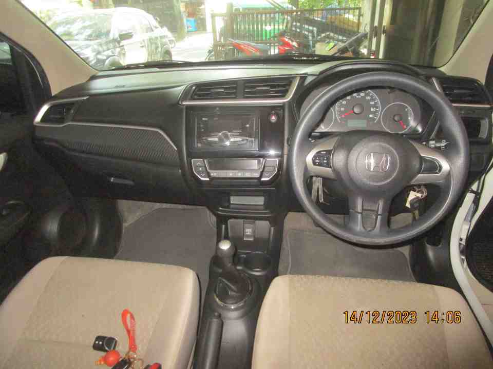 Foto Mobil Bekas Dashboard Honda Brio 1.2 E tahun 2020