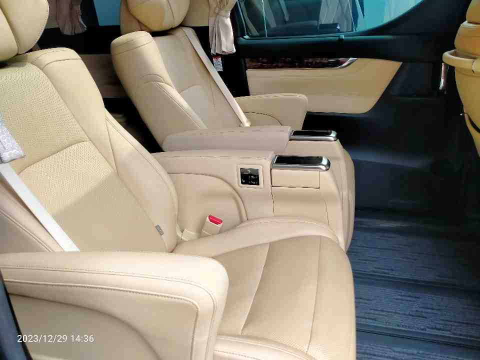 Foto Mobil Bekas Kabin Belakang Toyota Alphard 2.5 G tahun 2019