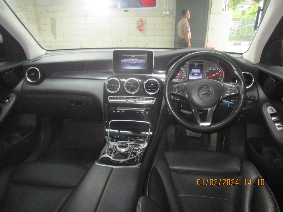 Foto Mobil Bekas Dashboard Mercedes-Benz GLC250 2.0 tahun 2016