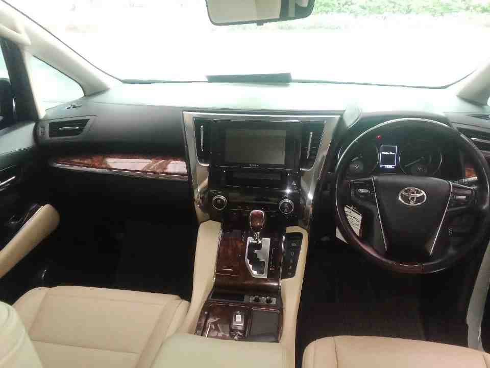 Foto Mobil Bekas Dashboard Toyota Alphard 2.5 G tahun 2018