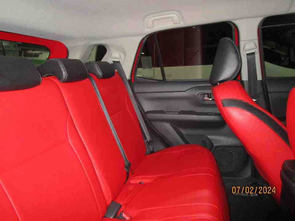 Foto Mobil Bekas Kabin Belakang Toyota Raize 1.0 GR Sport TSS tahun 2021