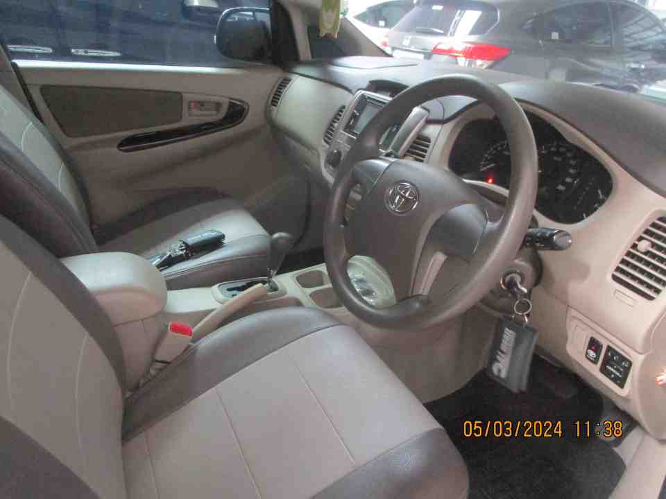 Foto Mobil Bekas Kabin Depan Toyota Innova 2.0 G tahun 2014
