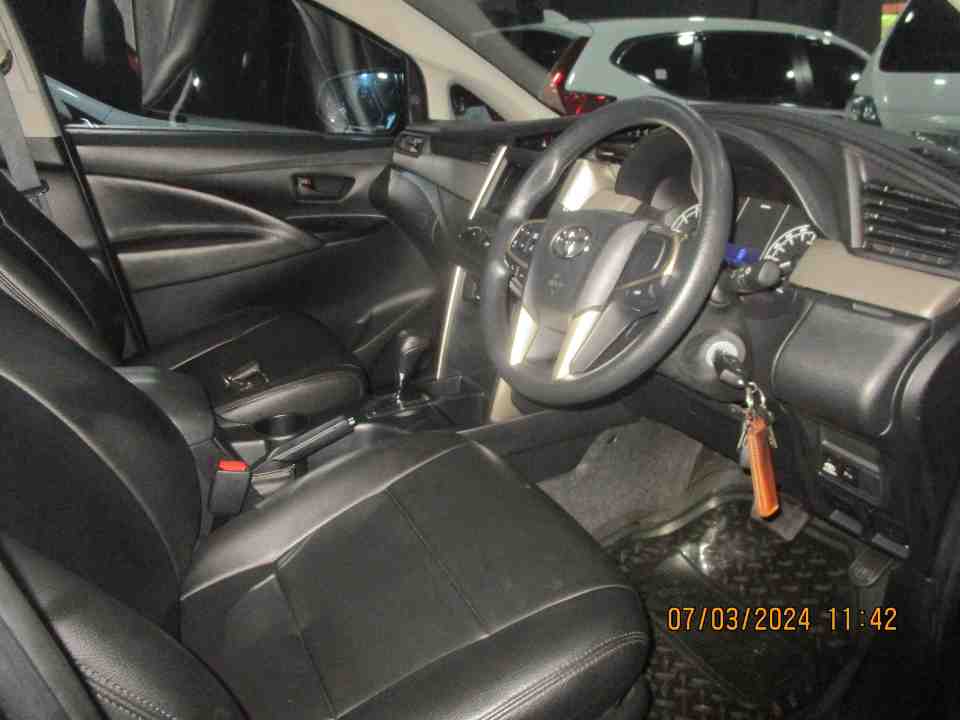 Foto Mobil Bekas Kabin Depan Toyota Innova 2.0 G tahun 2020