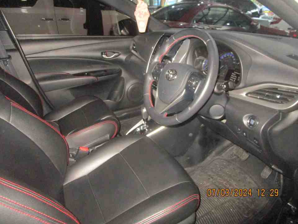 Foto Mobil Bekas Kabin Depan Toyota Yaris 1.5 S tahun 2018