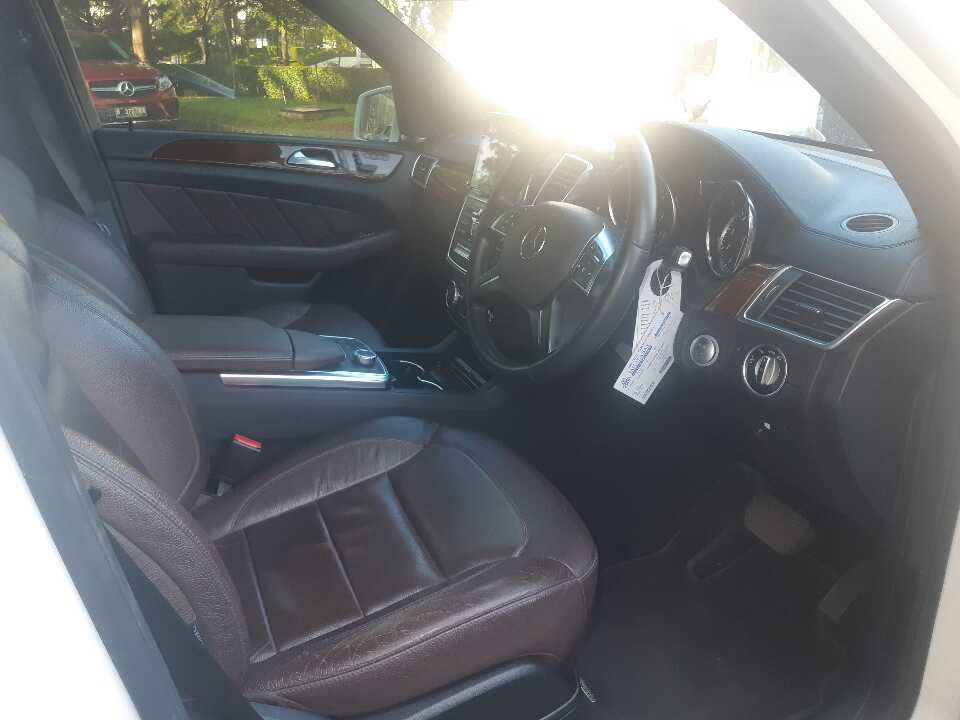 Foto Mobil Bekas Kabin Depan Mercedes-Benz GL400 3.0 Exclusive tahun 2015