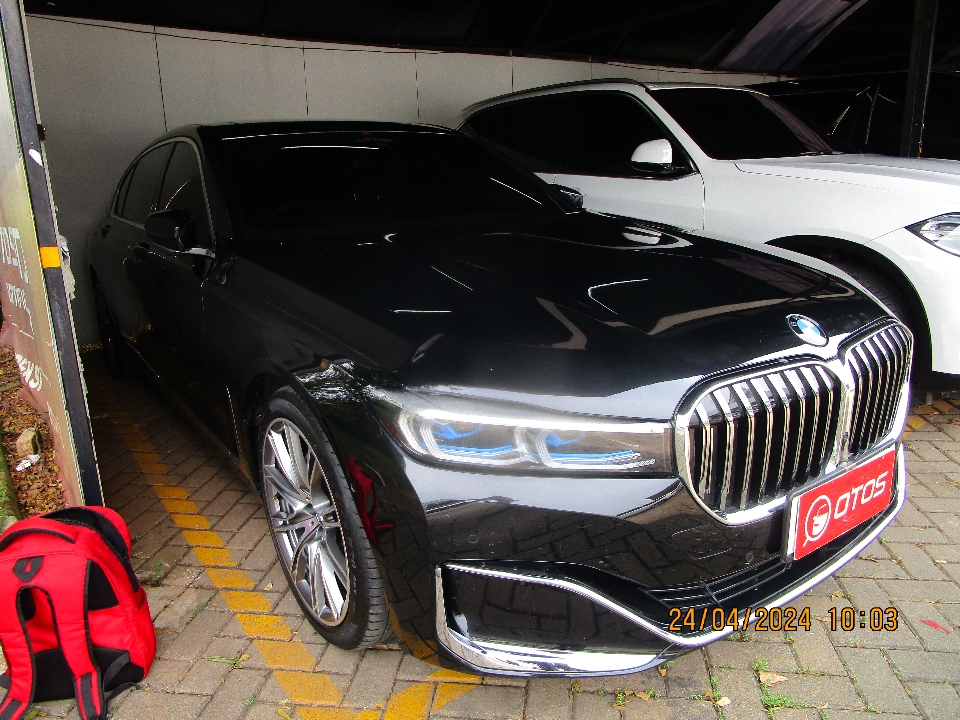2022 BMW 740Li 3.0 - Foto 1 dari 6