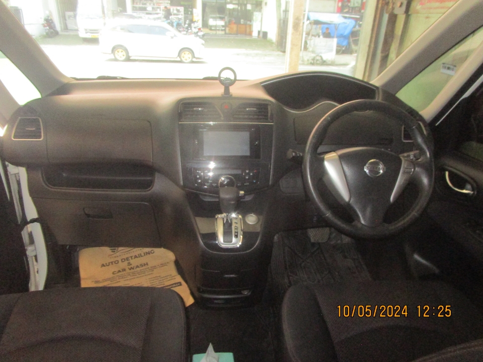 Foto Mobil Bekas Dashboard Nissan Serena 2.0 Highway Star tahun 2014