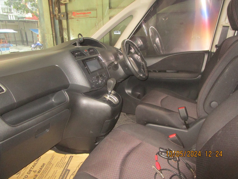 Foto Mobil Bekas Kabin Depan Nissan Serena 2.0 Highway Star tahun 2014