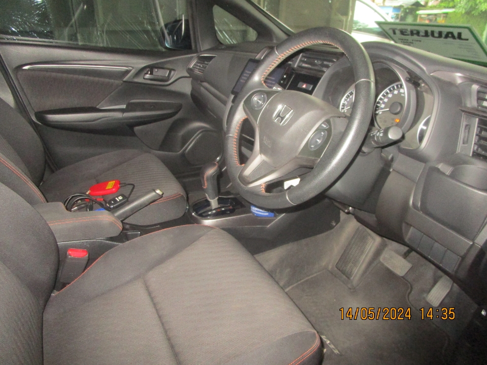 Foto Mobil Bekas Kabin Depan Honda Jazz 1.5 RS tahun 2018