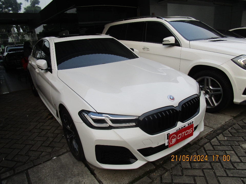 2023 BMW 520i 2.0 - Foto 1 dari 6