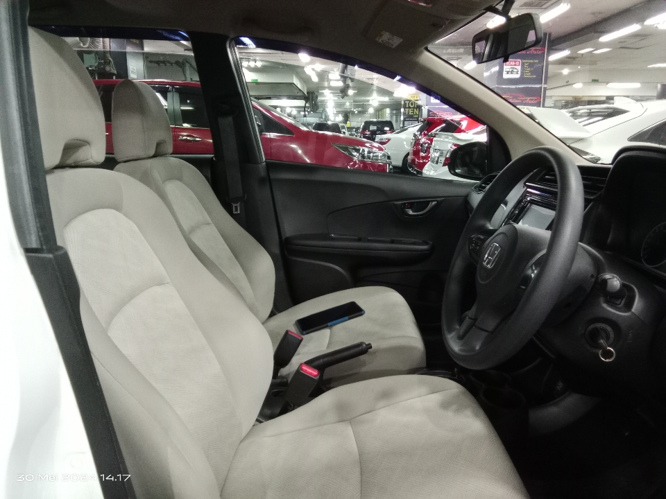 Foto Mobil Bekas Kabin Depan Honda Mobilio 1.5 E tahun 2021