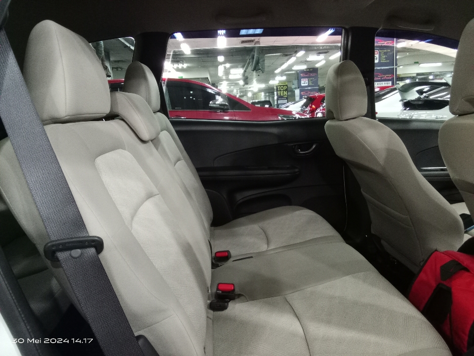 Foto Mobil Bekas Kabin Belakang Honda Mobilio 1.5 E tahun 2021