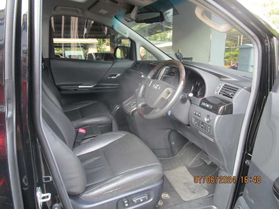 Foto Mobil Bekas Kabin Depan Toyota Alphard 2.4 S tahun 2013