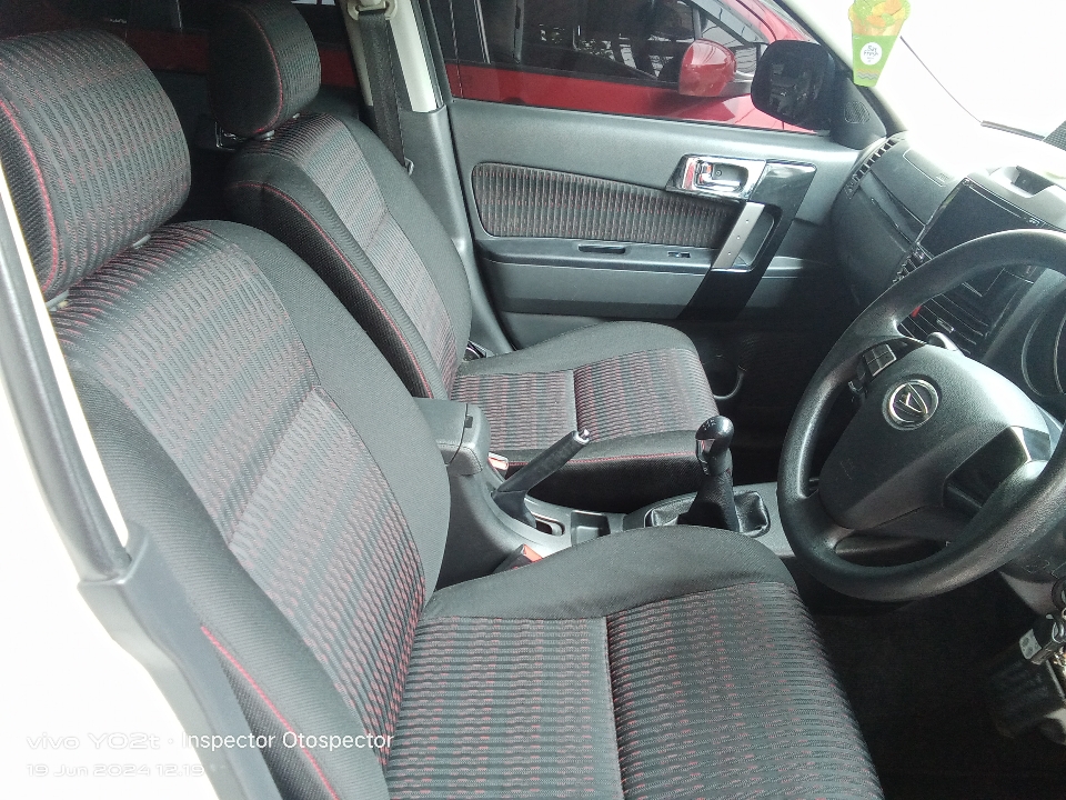 Foto Mobil Bekas Kabin Depan Daihatsu Terios 1.5 R tahun 2017