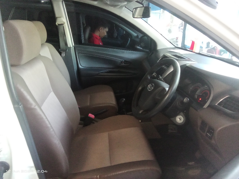 Foto Mobil Bekas Kabin Depan Daihatsu Xenia 1.3 X tahun 2016