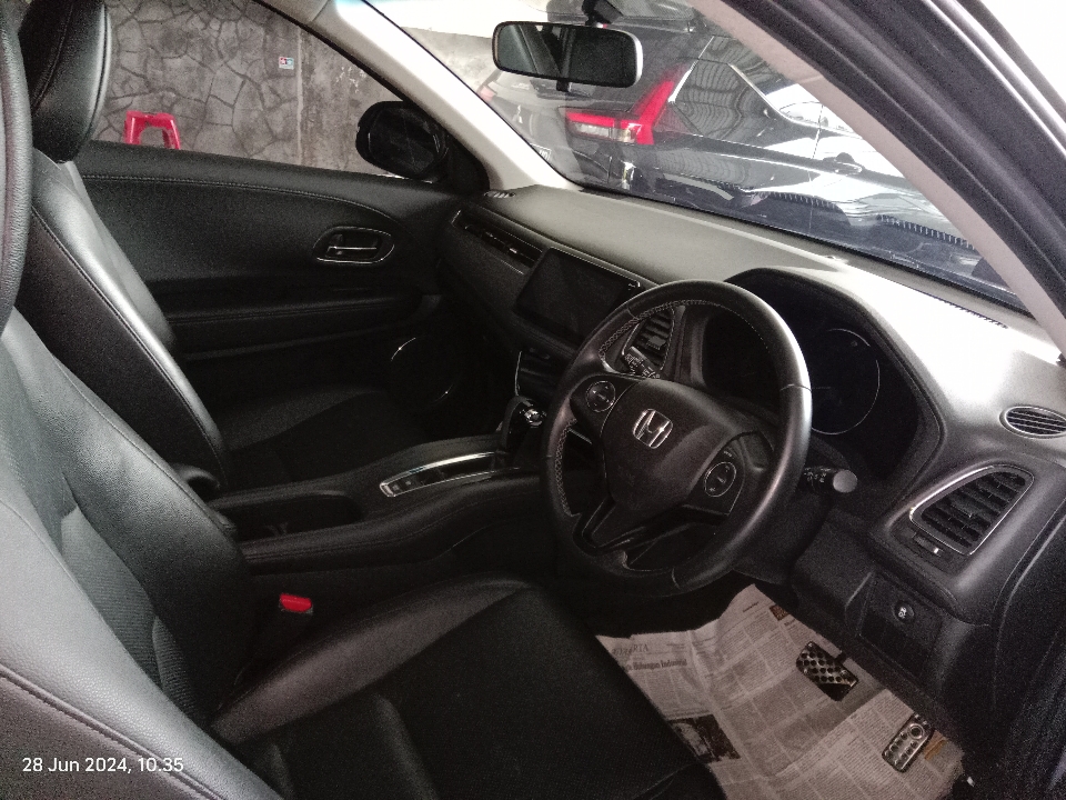 Foto Mobil Bekas Kabin Depan Honda HR-V 1.5 E tahun 2019