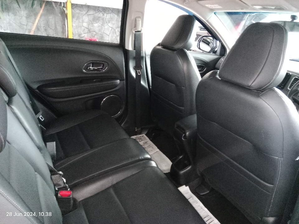 Foto Mobil Bekas Kabin Belakang Honda HR-V 1.5 E tahun 2019