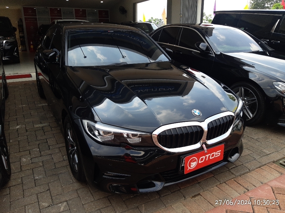 2021 BMW 320i 2.0 - Foto 1 dari 6