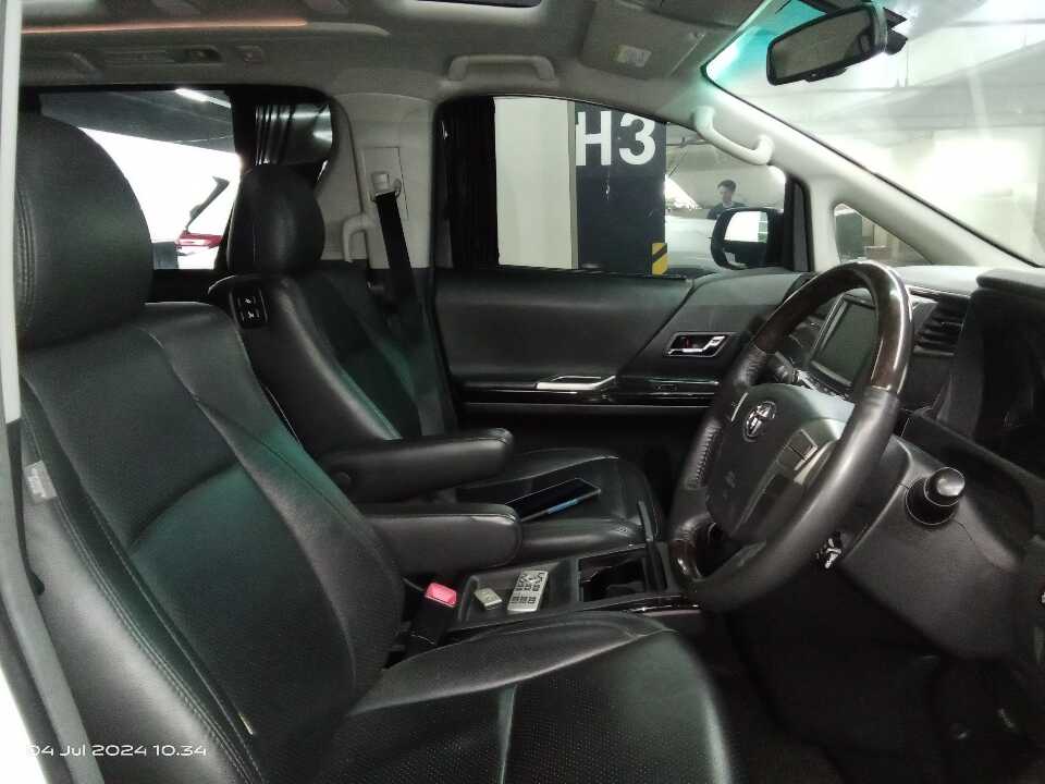 Foto Mobil Bekas Kabin Depan Toyota Vellfire 2.4 ZG tahun 2013