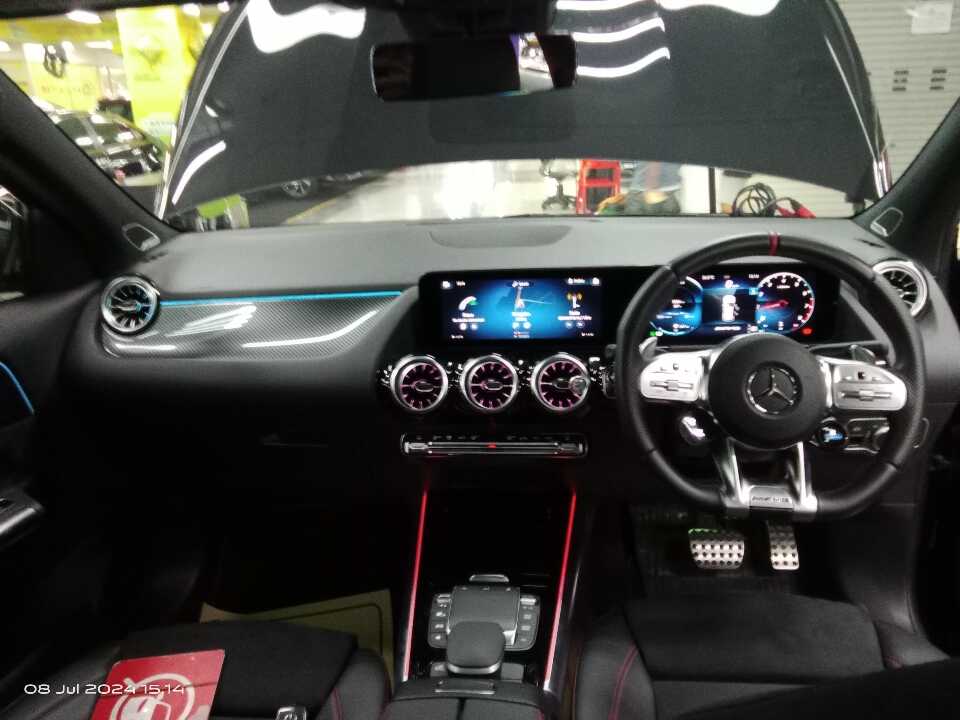 Foto Mobil Bekas Dashboard Mercedes-Benz GLA35 AMG 2.0 tahun 2022
