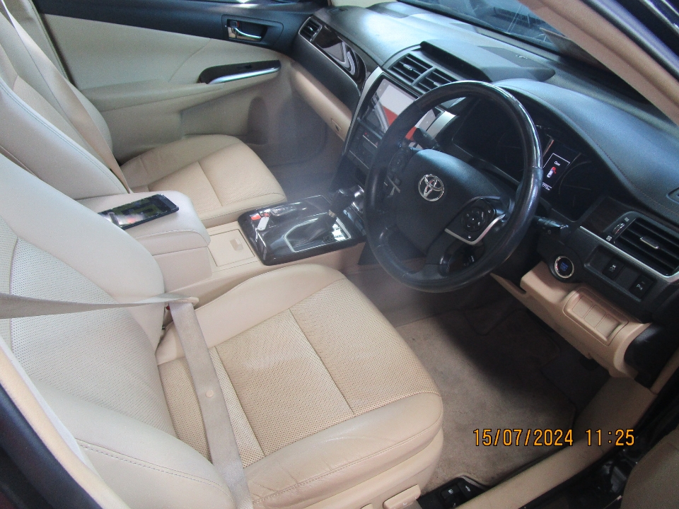 Foto Mobil Bekas Kabin Depan Toyota Camry 2.5 V tahun 2018
