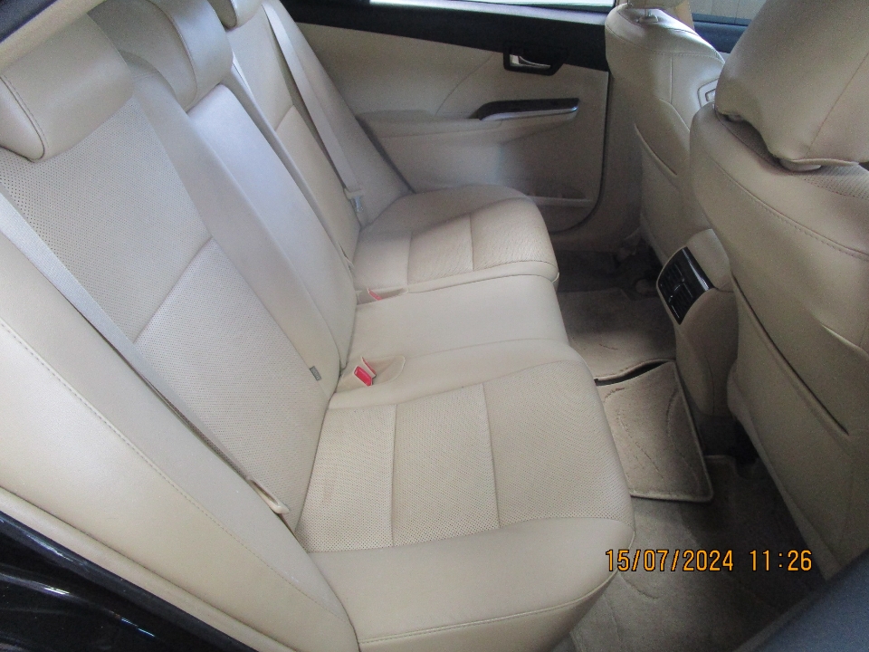 Foto Mobil Bekas Kabin Belakang Toyota Camry 2.5 V tahun 2018