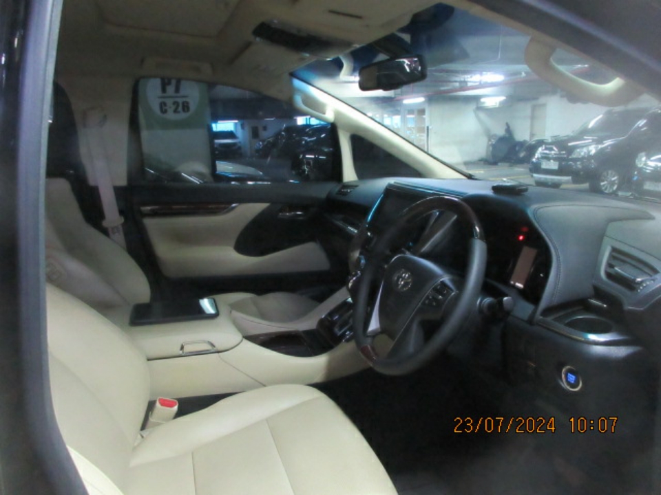 Foto Mobil Bekas Kabin Depan Toyota Alphard 2.5 G tahun 2016
