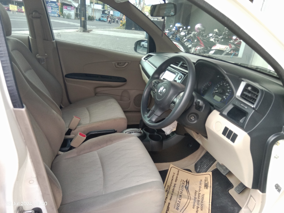 Foto Mobil Bekas Kabin Depan Honda Mobilio 1.5 E tahun 2017